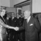Michle Mercier stringe la mano a Giuseppe Medici  ...