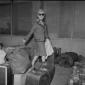 Helen Merrill con i suoi bagagli all'aeroporto - t ...