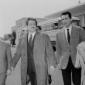 Domenico Modugno cammina con un uomo all'esterno d ...