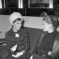 Georgia Moll conversa con Ida Galli all'aeroporto  ...