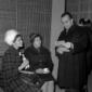 Georgia Moll conversa con la madre e Morris Ergas  ...