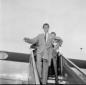 Roger Moore scende da un aereo all'aeroporto di Fi ...