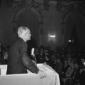 Moravia tiene il suo intervento dal palco durante  ...