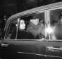 Aldo Moro seduto all'interno di un'automobile con  ...