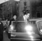 Aldo Moro colto vicino ad un'automobile in piazza  ...