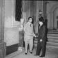 Aldo Moro conversa con un uomo in occasione di una ...