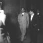 Aldo Moro conversa con un uomo in occasione di una ...