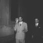 Aldo Moro cammina al fianco di un uomo in occasion ...