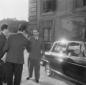 Aldo Moro stringe la mano ad un uomo di spalle; ca ...