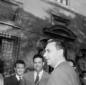 Aldo Moro colto con alcune persone all'esterno di  ...