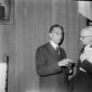 Aldo Moro conversa con un uomo di profilo durante  ...