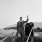 George Nader scende dalla scaletta dell'aereo - ca ...