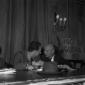 Renato Guttuso e Giancarlo Pajetta conversano sedu ...