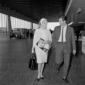 Luciana Paluzzi conversa con un uomo all'interno d ...