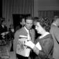 Pasolini parla con una donna