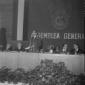 Colombo tiene un discorso ad un'assemblea della Co ...