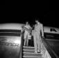 Anthony Perkins scende, all'aeroporto di Fiumicino ...
