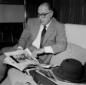 Carlo Ponti sfoglia una rivista in una sala d'atte ...