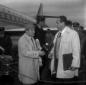 Renato Rascel appena sceso dall'aereo a Fiumicino