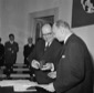 Giuseppe Togni consegna un premio a Marcello Rodin ...