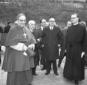 Il cardinale Traglia seguito da alcune persone in  ...