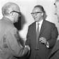 Herbert Sandberg ad una mostra di suoi quadri salu ...