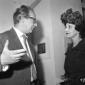 Herbert Sandberg si intrattiene con una donna con  ...