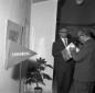 Herbert Sandberg ad una mostra di suoi quadri con  ...