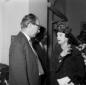 Herbert Sandberg si intrattiene con una donna con  ...