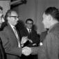 Herbert Sandberg ad una mostra di suoi quadri salu ...