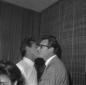 Walter Chiari ripreso in partenza con altri dall'a ...