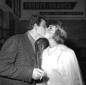 Delia Scala bacia Domenico Modugno all'aeroporto d ...