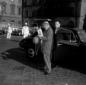 Mario Scelba esce da un'automobile davanti a Monte ...