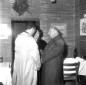 Mario Scelba ripresa mentre discute con un uomo e  ...