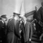 Robert Schuman appena sceso dall'aereo stringe la  ...