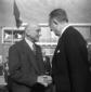 Robert Schuman stringe la mano a Giuseppe Pella. P ...