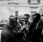 Antonio Segni mette al petto una margherita raccol ...