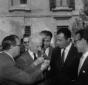 Antonio Segni mette al petto una margherita raccol ...