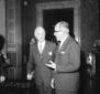 Il presidente Antonio Segni discute con un uomo (i ...