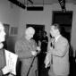 Gino Severini discute con un uomo alla galleria d' ...