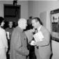 Gino Severini discute con un uomo alla galleria d' ...