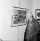 Gino Severini davanti ad un quadro alla galleria d ...