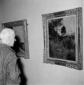 Gino Severini davanti ad un quadro alla galleria d ...