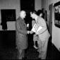Gino Severini discute con un uomo alla galleria d' ...