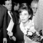 Susan Stransberg con un fascio di fiori in mano al ...