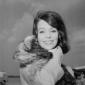 Piano medio di Susan Strasberg con il suo cane