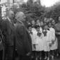 Harry Spencer Truman con i bambini di una scuola - ...