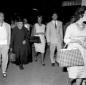 Alida Valli cammina tra la folla alla Stazione Ter ...