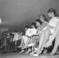Alida Valli con Jeanne Craig e altre donne sedute  ...