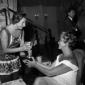 Alida Valli riceve una coppa da una donna
